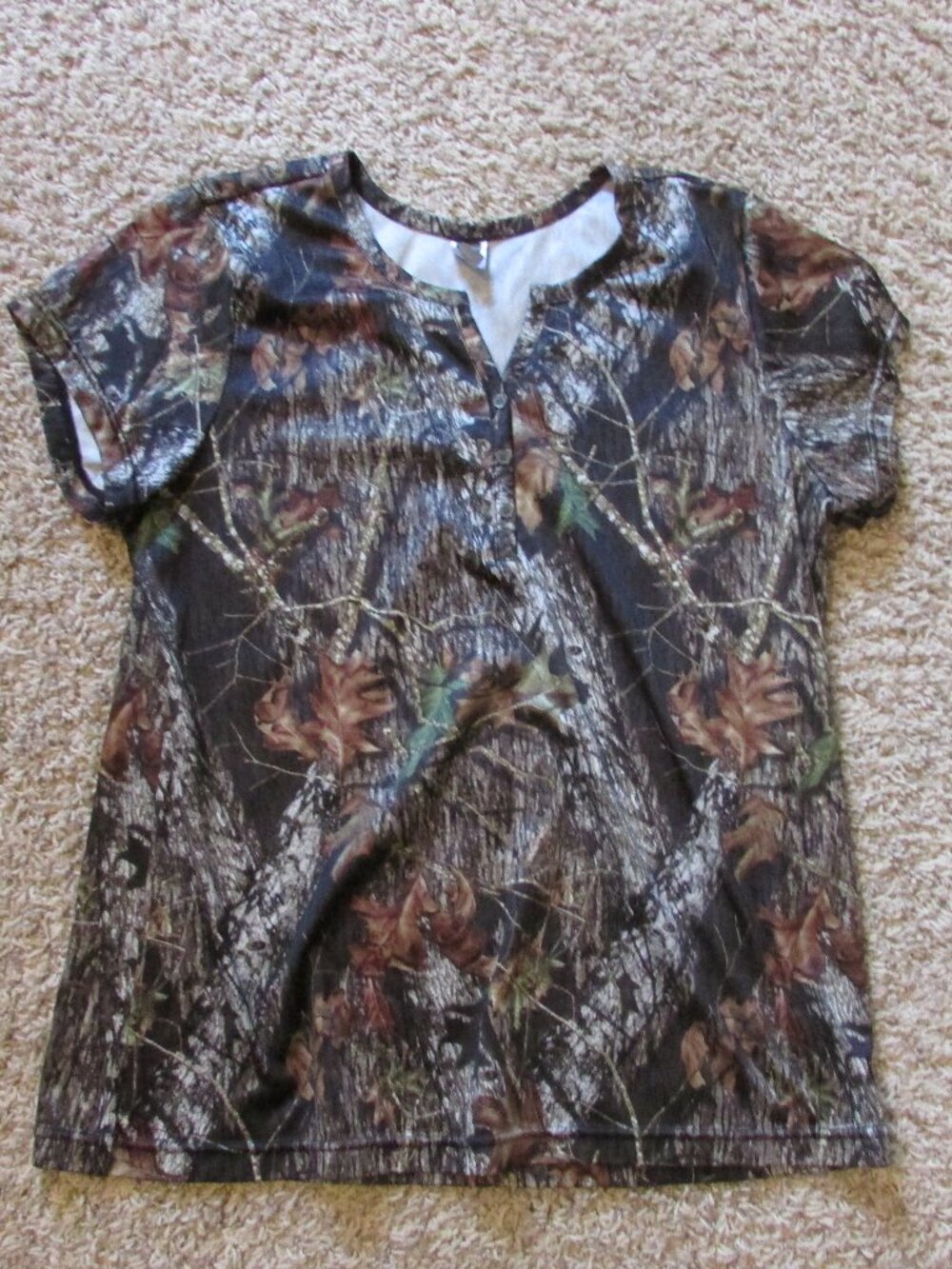 Wilderness Dreams Large Leaves Bark Camo Vneck Shirt Poly Like New
